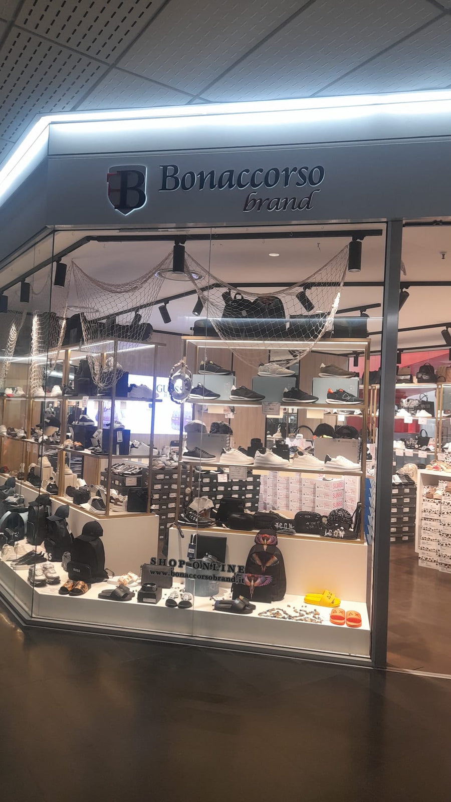 La vetrina del negozio Bonaccorso Brand a Etnapolis