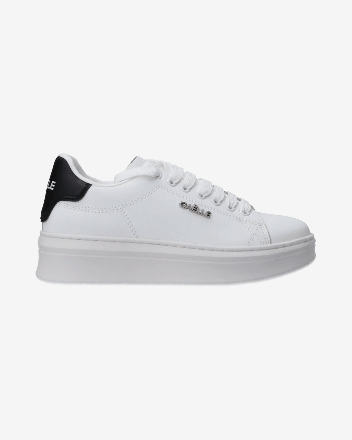 Sneakers Addict in action leather