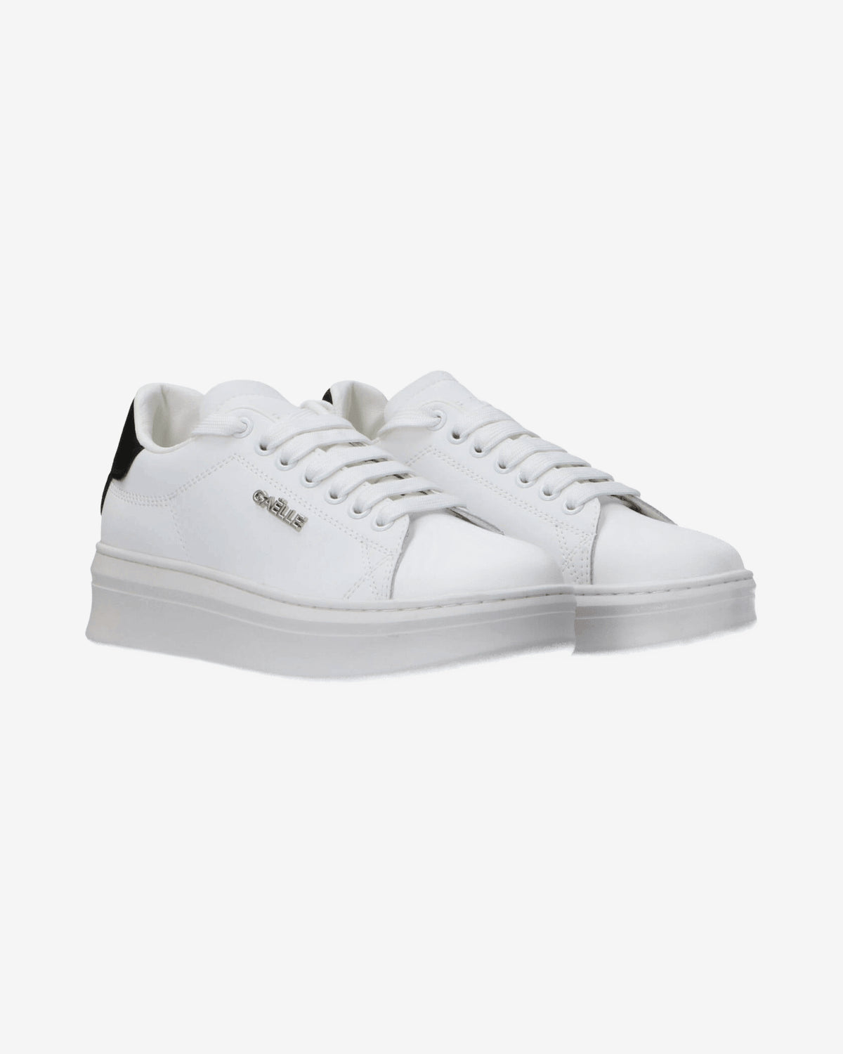 Sneakers Addict in action leather