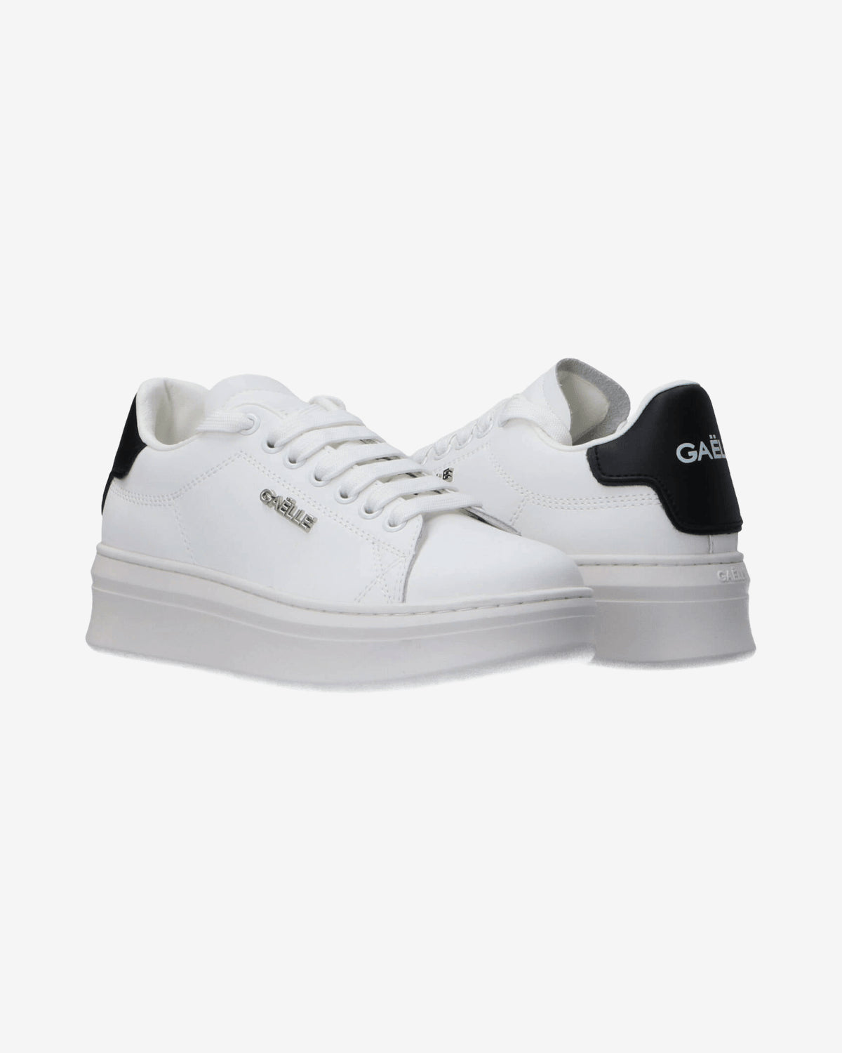 Sneakers Addict in action leather