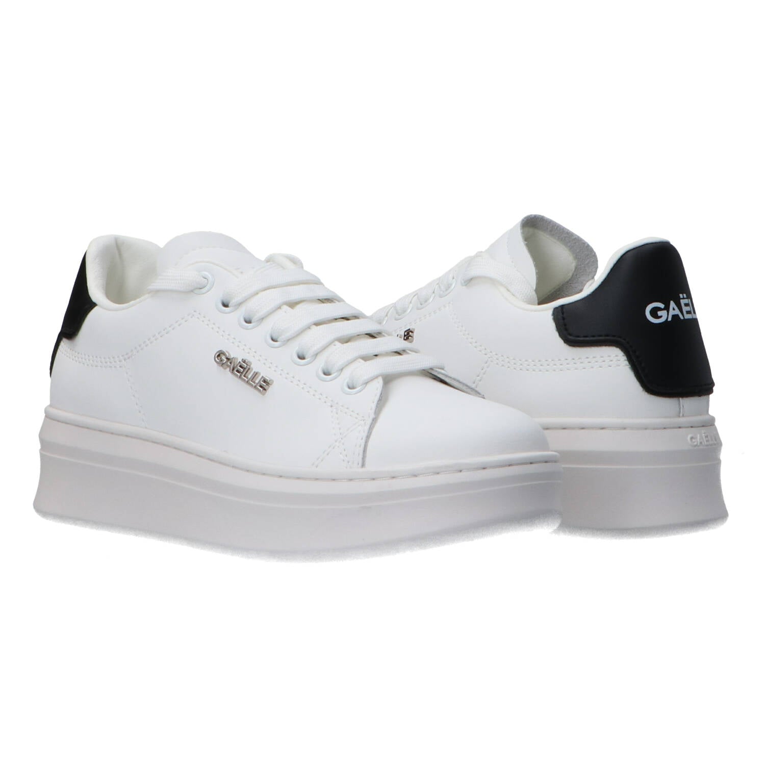 Sneakers Addict in action leather