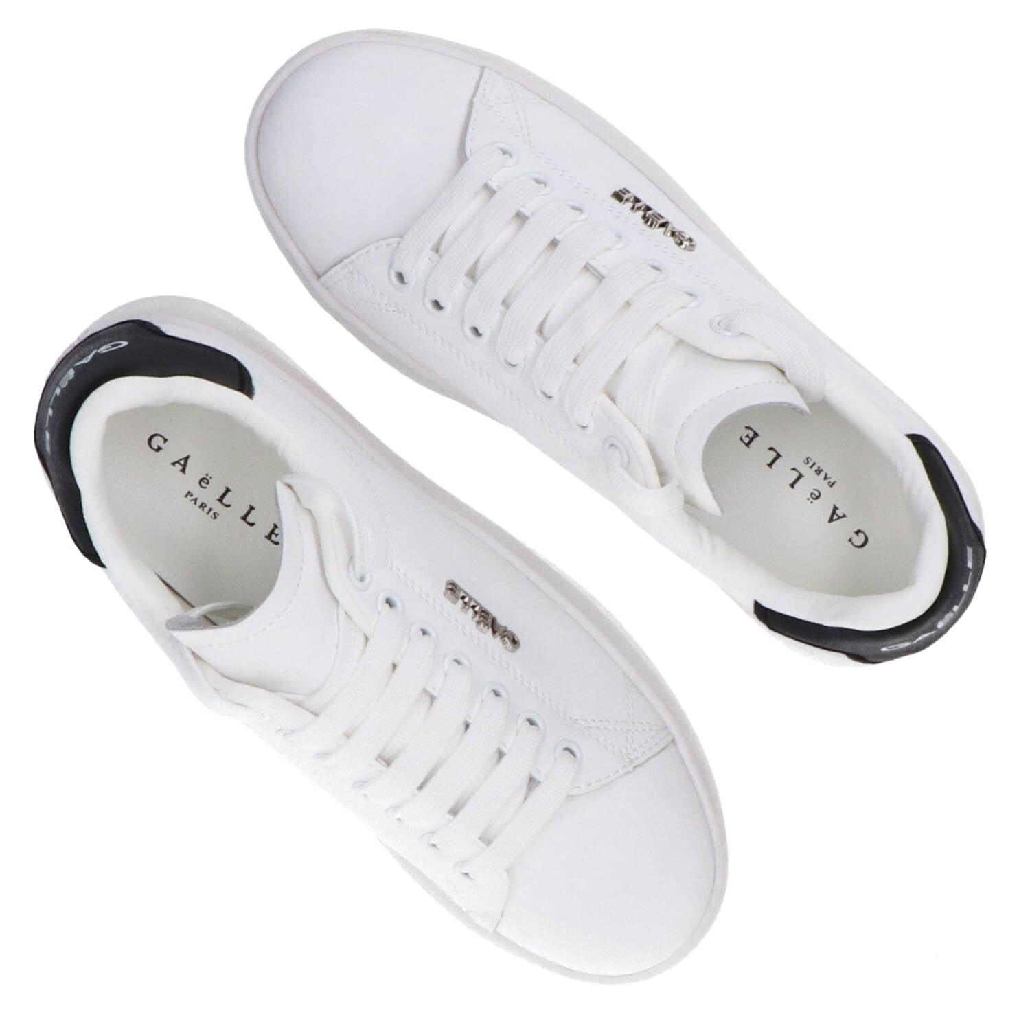 Sneakers Addict in action leather
