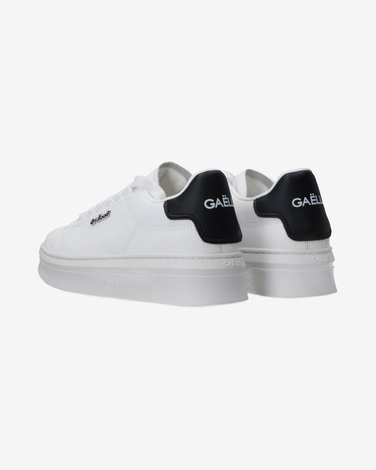 Sneakers Addict in action leather