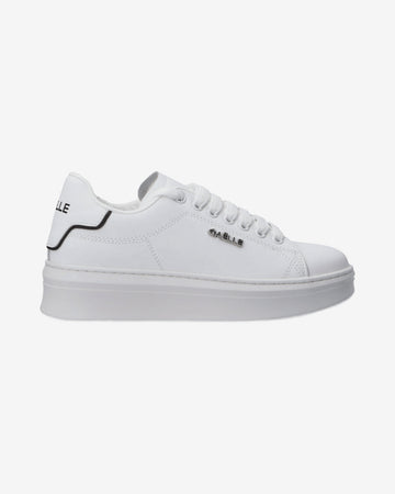 Sneakers Addict in action leather