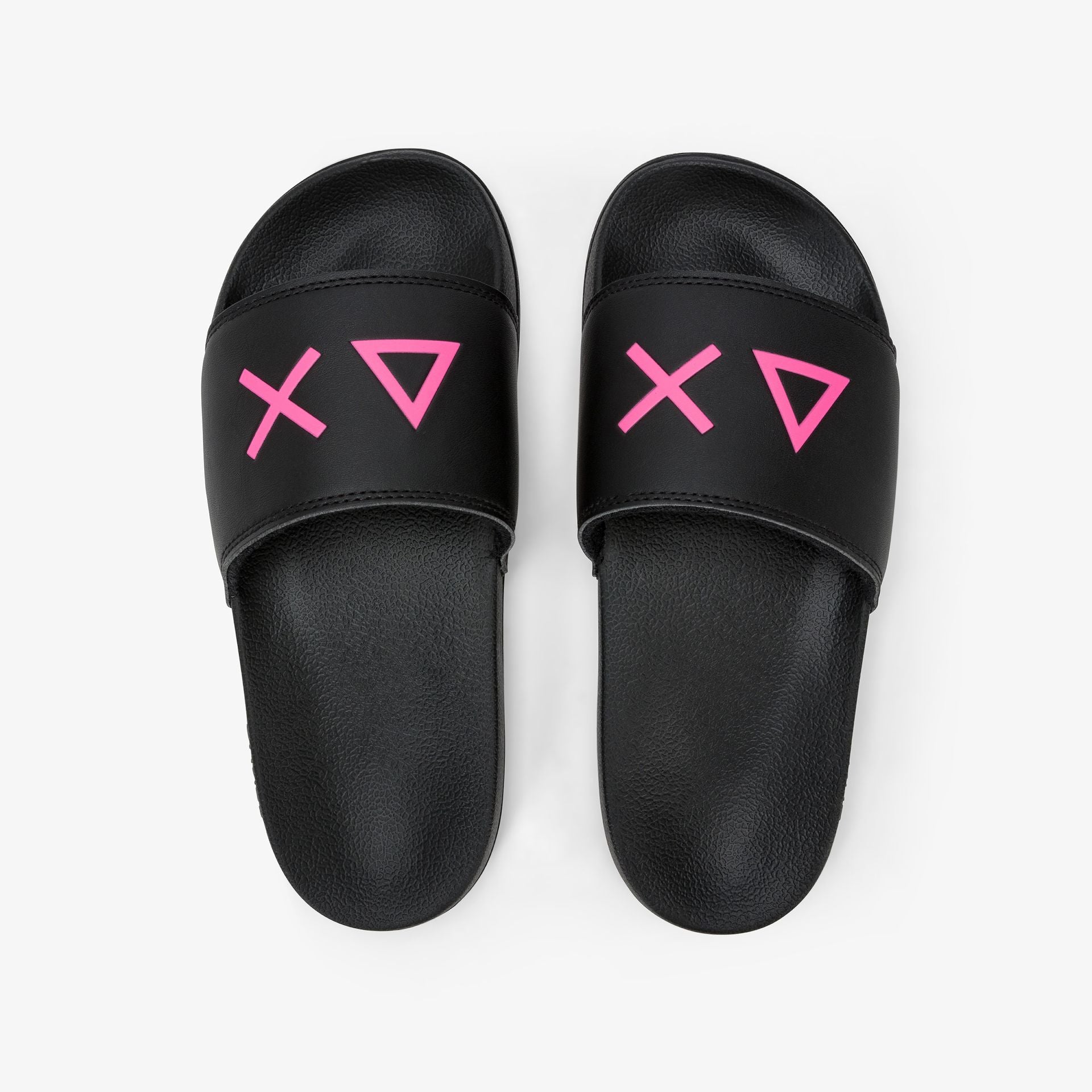 X36210 SLIPPERS LOGO