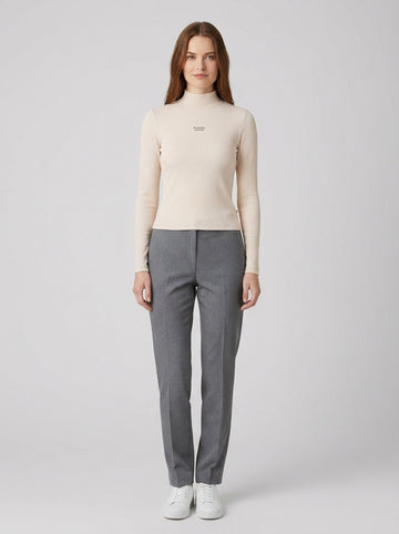 Maglia Guess Lupetto Slim Bianca - foto indossata