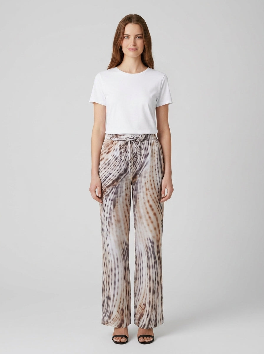 Pantaloni Guess W6GB07W1781 DALIA FLUID JOGGER PANT - foto indossata