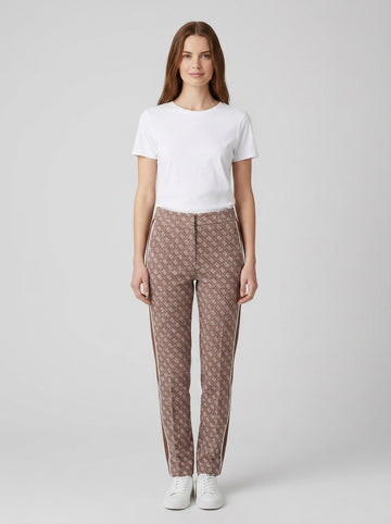 Pantaloni Guess Zampa Monogram Marrone Donna - foto indossata